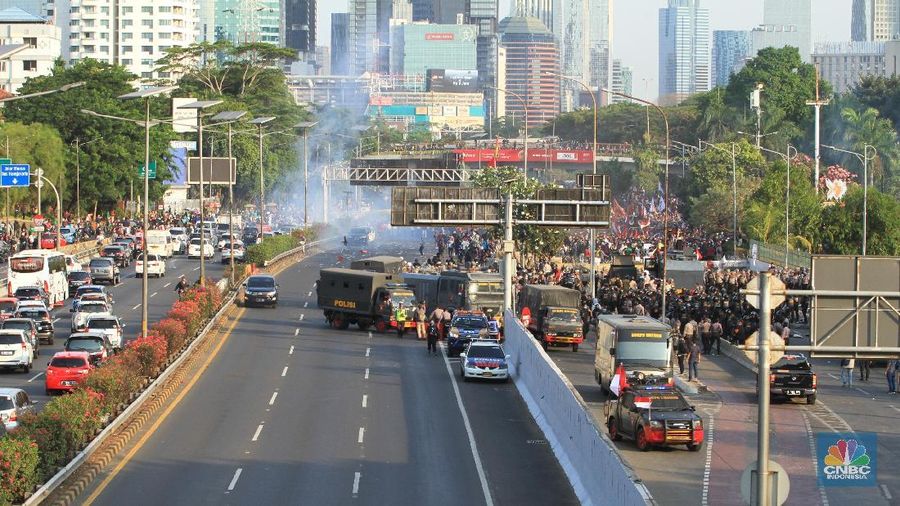 Demo Depan Gedung DPR pada Senin, 30 September 2019, Massa Aksi Masuk Jalan Tol (CNBC Indoensia/Tri Susilo)