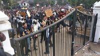 Sempat Tertib, Demo Di Depan Gedung DPRD Jabar Juga Ricuh