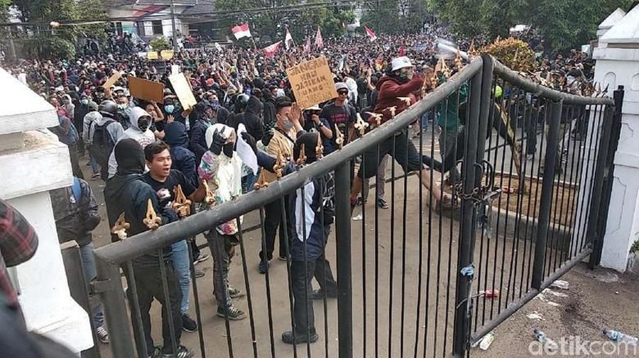 Demonstrasi massa dari berbagai elemen masyarakat di depan Gedung DPRD Jawa Barat, Kota Bandung, Jawa Barat, Senin (30/9/2019), berujung ricuh.