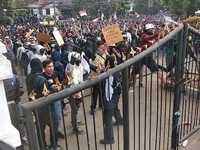 Sempat Tertib, Demo di Depan Gedung DPRD Jabar Juga Ricuh