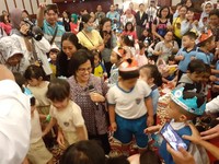 Dikepung Bocah, Begini Serunya Sri Mulyani Saat Mendongeng