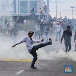 Demo di Jalan Tol Dalam Kota Ricuh, Massa Lempari Polisi