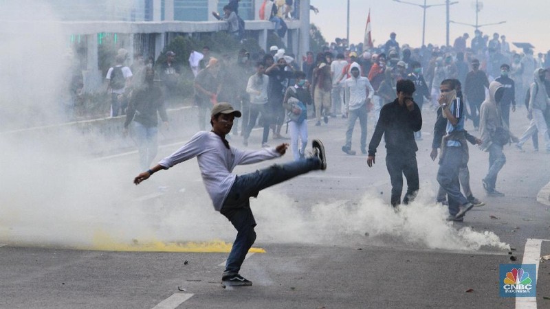 Demo Pecah Massa di Tembaki Gas Air Mata massa lari berhamburan hingga gedung BPK.