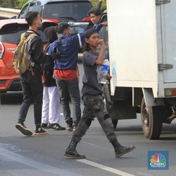 Minta Logistik ke Pengendara, Pendemo Serbu Tol Dalkot
