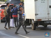 Minta Logistik ke Pengendara, Pendemo Serbu Tol Dalkot
