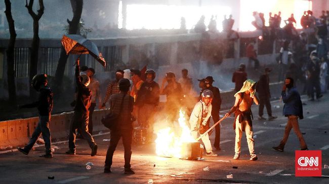 Massa Rusak dan Bakar Rambu Lalu Lintas di Pejompongan