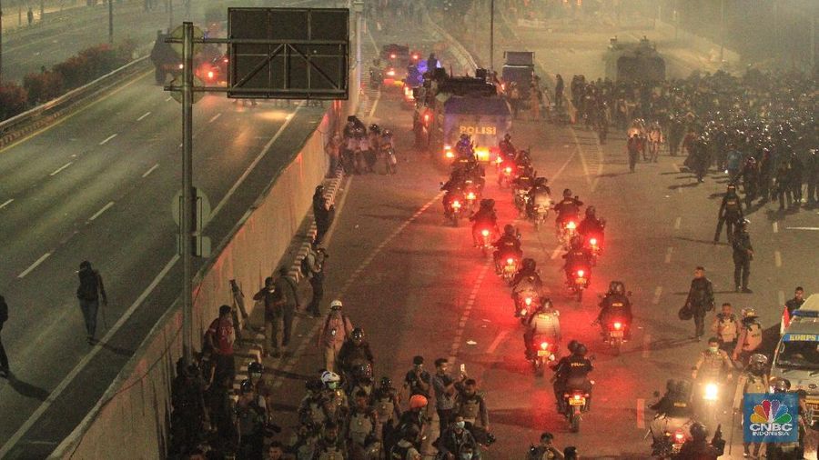 Aksi saling serang terjadi antara massa dan petugas kepolisian.