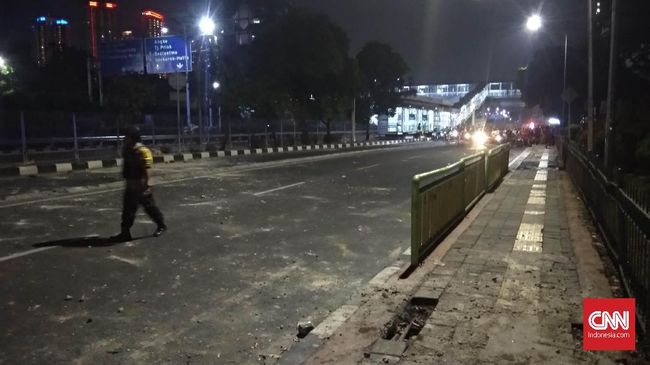 Brimob Kepung Massa Aksi di Slipi
