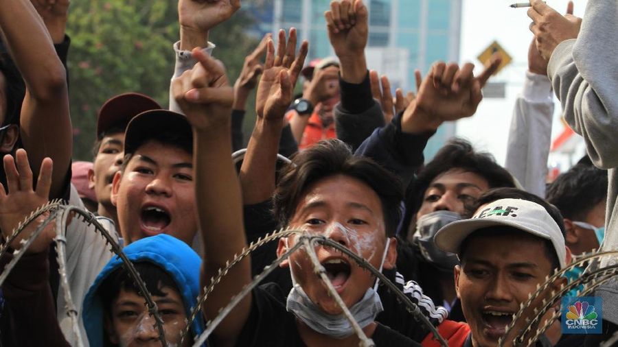 Mereka meneriakkan yel-yel tentang polisi di tengah jalan.