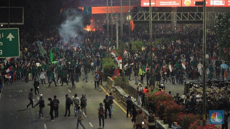 Aksi saling serang terjadi antara massa dan petugas kepolisian.
