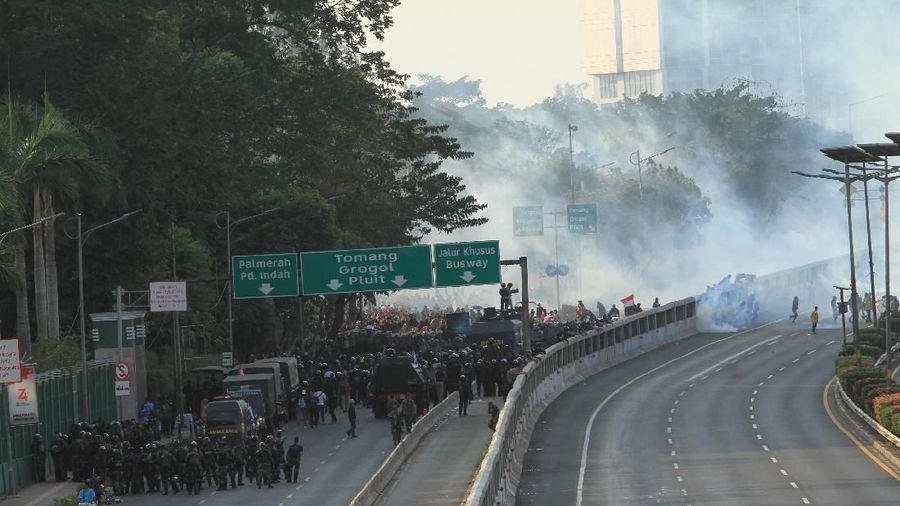 Tak hanya kerugian karena penurunan trafik akibat penutupan tol, Jasa Marga juga rugi akibat perusakan sarana dan prasarana pendukung jalan tol.
