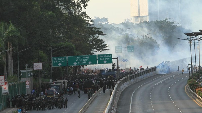 Demo Pecah Massa di Tembaki Gas Air Mata massa lari berhamburan ke tol dalam kota pada Senin Sore (30/9)