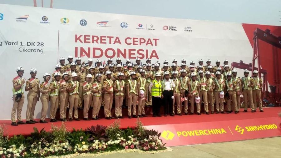 Menteri Rini memuji peran China dalam merealisasikan program kereta cepat Jakarta-Bandung.