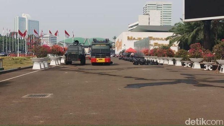 Terlihat kawat berduri sudah dipasang melintang di Jalan Gatot Subroto depan gedung DPR.