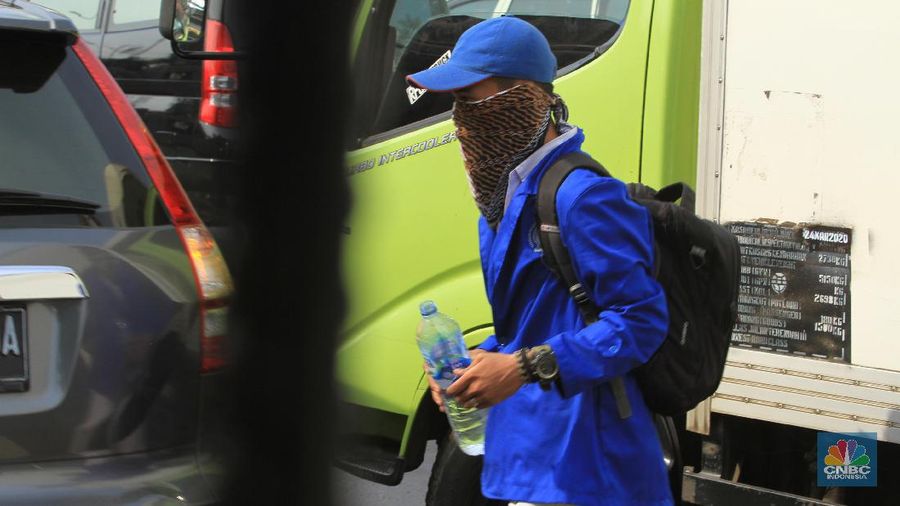 Massa yang mayoritas berseragam putih abu-abu bergerak ke bagian belakang DPR.