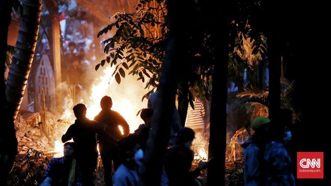 Massa Bakar Pospol Atma Jaya, Mahasiswa Melarang