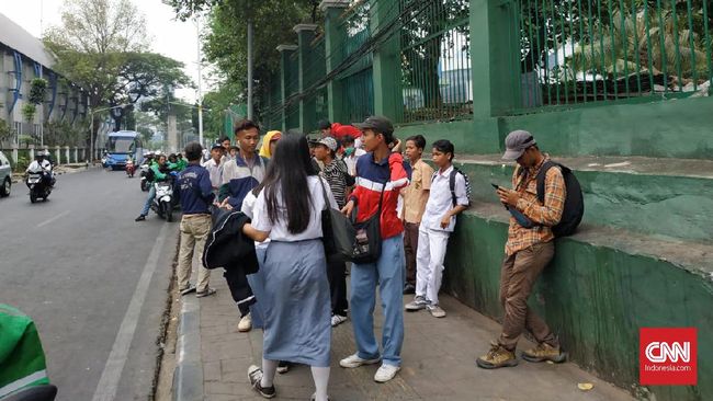 Jelang Demo, Pelajar Mulai Padati Stasiun Palmerah
