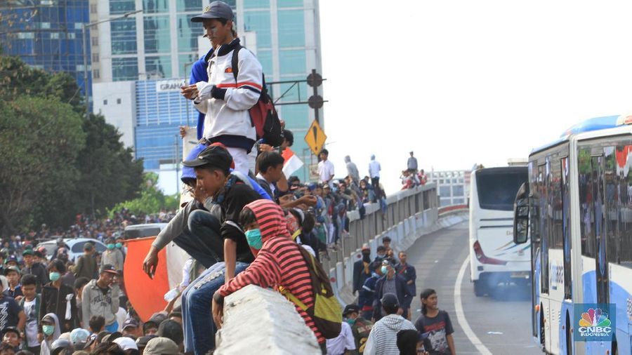 Mereka meneriakkan yel-yel tentang polisi di tengah jalan.