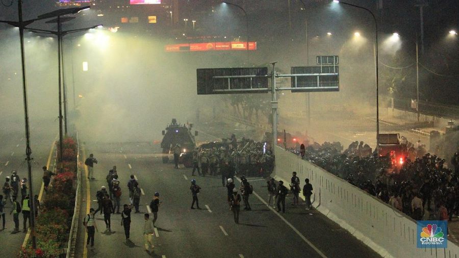 Aksi saling serang terjadi antara massa dan petugas kepolisian.