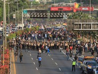 Pecah! Massa Ditembaki Gas Air Mata, Polisi Dihujani Batu
