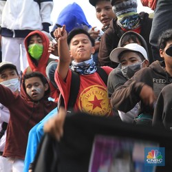 Demo Hari ini, Massa Mulai Kepung DPR dari Berbagai Penjuru