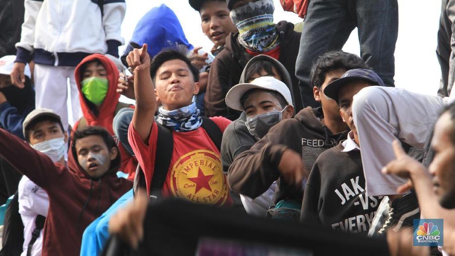 Polisi pun langsung membuat barikade dengan menggunakan tameng.