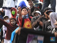 Demo Hari ini, Massa Mulai Kepung DPR dari Berbagai Penjuru