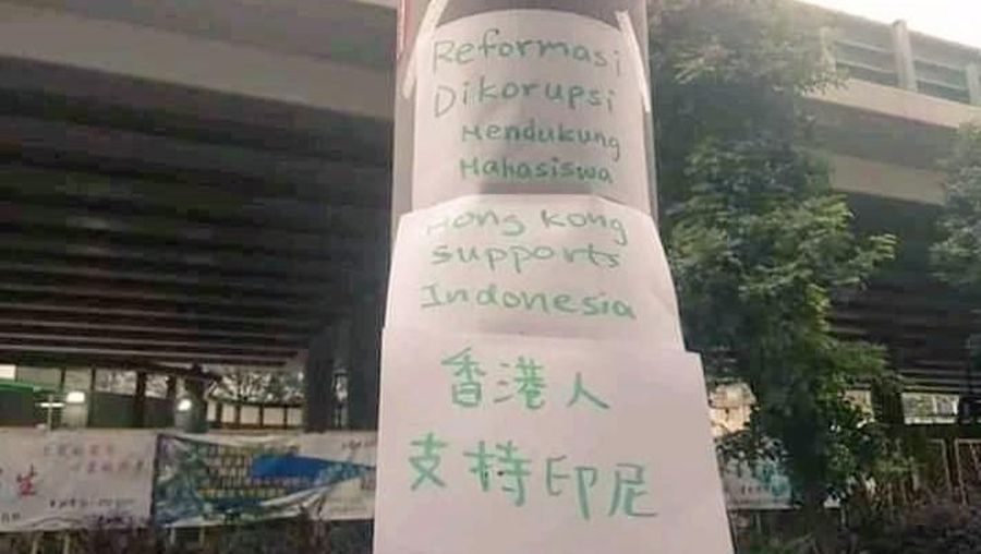 Berbagai kicauan dalam sosial media Twitter dengan tagar untuk menunjukkan solidaritas pendemo Hong Kong terhadap para pedemo di Indonesia.