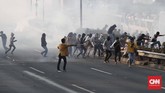 Sejak pagi polisi sudah menutup jalan di depan DPR untuk mengantisipasi demo. Lalu lintas dialihkan ke jalan sekitar senayan. (CNN Indonesia/Safir Makki)