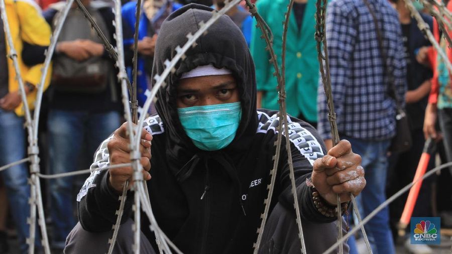 Mereka meneriakkan yel-yel tentang polisi di tengah jalan.