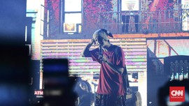 The 1975 Konsultasi soal Hijab ke Penonton Konser di Jakarta