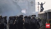 Massa yang datang dari arah Slipi, tertahan di depan Gedung Kementerian Lingkungan Hidup dan Kehutanan. (CNN Indonesia/Safir Makki)