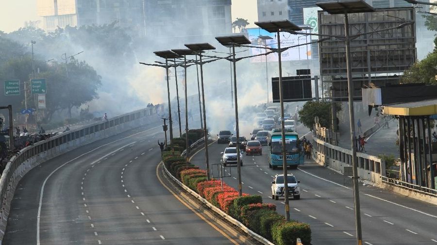 Demo Pecah Massa di Tembaki Gas Air Mata massa lari berhamburan ke tol dalam kota pada Senin Sore (30/9)