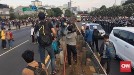 Massa Blokir Jalan Tol Depan DPR, Arus Lalu Lintas Lumpuh