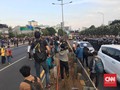 Massa Blokir Jalan Tol Depan DPR, Arus Lalu Lintas Lumpuh