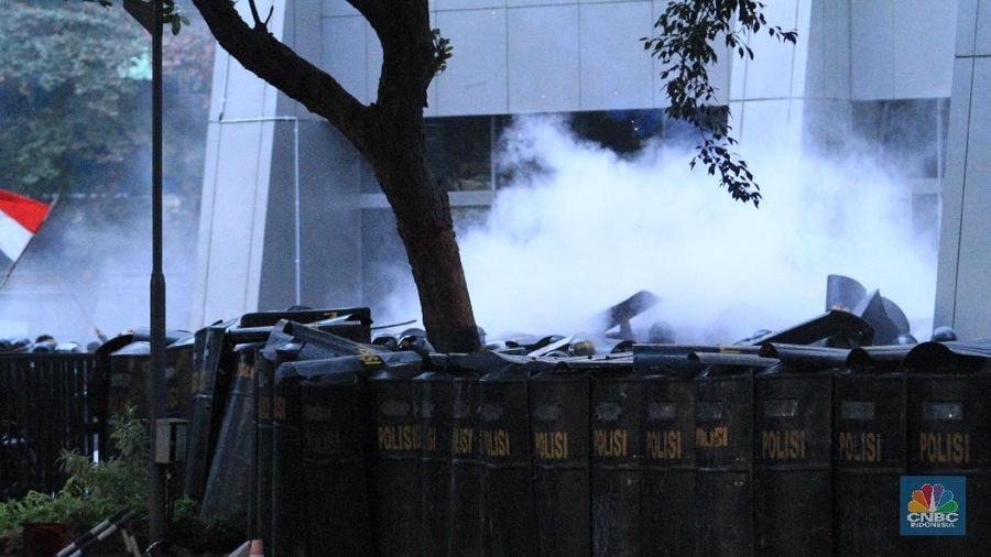 Demo Pecah Massa di Tembaki Gas Air Mata massa lari berhamburan hingga gedung BPK.