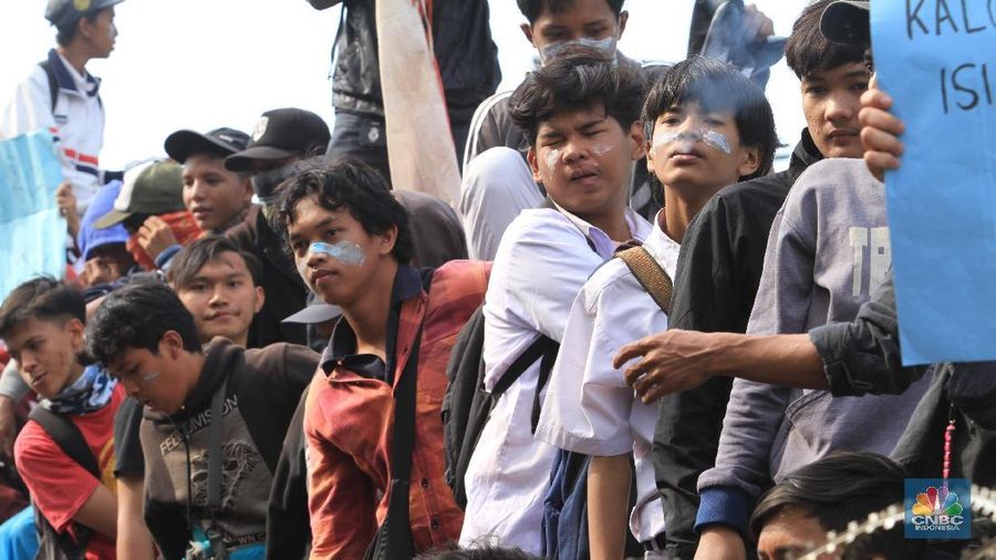 Mereka meneriakkan yel-yel tentang polisi di tengah jalan.