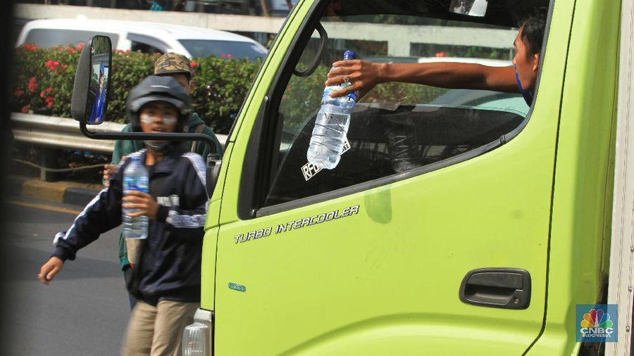Massa yang mayoritas berseragam putih abu-abu bergerak ke bagian belakang DPR.