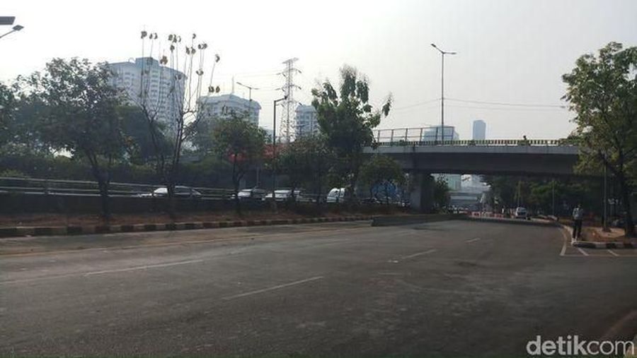 Terlihat kawat berduri sudah dipasang melintang di Jalan Gatot Subroto depan gedung DPR.