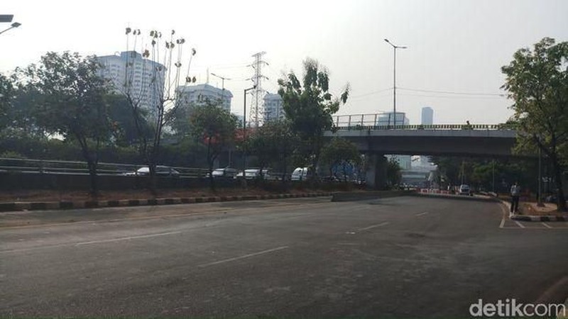 Terlihat kawat berduri sudah dipasang melintang di Jalan Gatot Subroto depan gedung DPR.