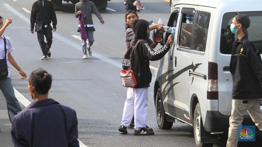Massa yang mayoritas berseragam putih abu-abu bergerak ke bagian belakang DPR.