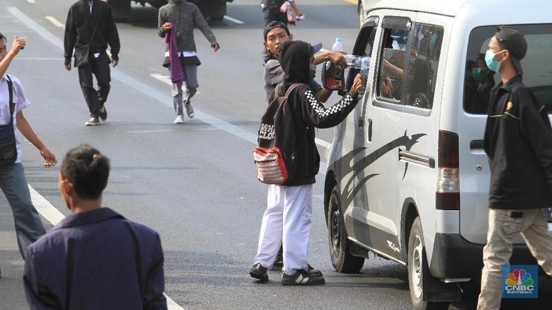 Massa yang mayoritas berseragam putih abu-abu bergerak ke bagian belakang DPR.