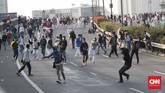 Sejak siang, massa sudah memblokir jalan tol dalam kota di depan DPR. Massa tak mengindahkan imbaua petugas untuk keluar dari jalan tol. (CNN Indonesia/Safir Makki)