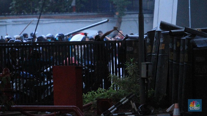 Demo Pecah Massa di Tembaki Gas Air Mata massa lari berhamburan hingga gedung BPK.