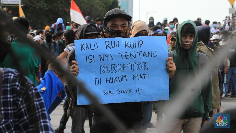 Mereka meneriakkan yel-yel tentang polisi di tengah jalan.