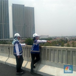 Rini Kegirangan Jajal Sensasi Melintas di Tol Layang Cikampek