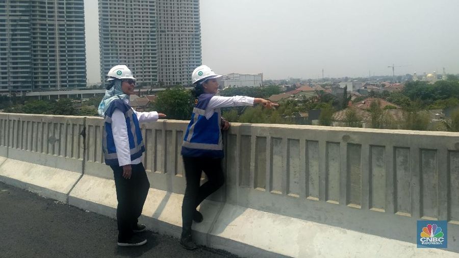 Menteri Rini menjajal tol layang Cikampek.