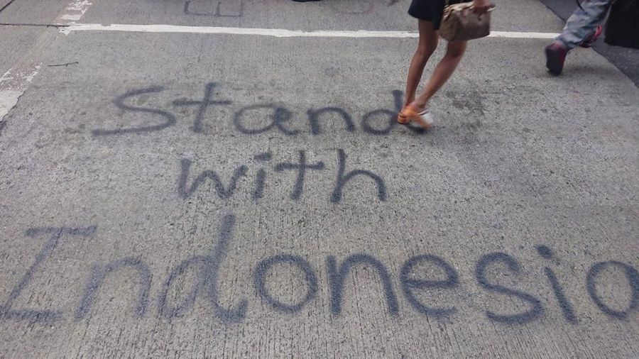 Berbagai kicauan dalam sosial media Twitter dengan tagar untuk menunjukkan solidaritas pendemo Hong Kong terhadap para pedemo di Indonesia.
