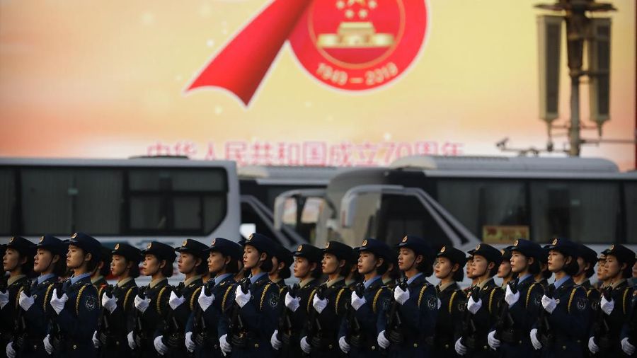 Berbagai kendaraan, pasukan, dan peralatan militer milik China hiasi Hari Kemerdekaan RRC ke-70.