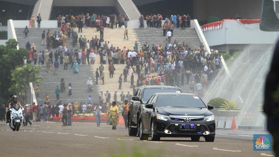 Pantauan CNBC Indonesia para tamu negara sudah keluar dari parlemen, terlihat juga iring-iringan mobil pejabat negara.